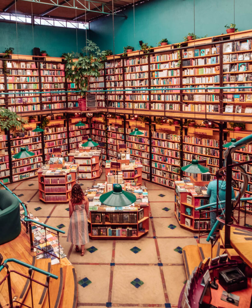 El Péndulo de Polanco Bookstore cafe, Book cafe, Library aesthetic